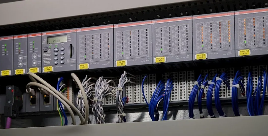 What is a Programmable Logic Controller? The Complete LED Controls Guide to PLCs